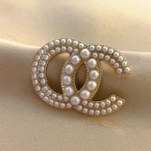 Luxe Designer Merk Letter Broches 18K Vergulde Inleg Vintage Sieraden Broche Parel Pin Mode Heren Dames Trouwen Bruiloft