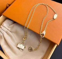 Diseñador de lujo Marca Carta Bolsa Collares pendientes Fiesta de bodas Alta calidad Cadena de chapado en oro de 18 quilates Mujeres simples Adornos de boda Collar Accesorios de joyería