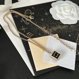 Colliers pendentifs de la lettre de marque de concepteur de luxe 18k 18 carats en or de haute qualité Crysatl Sweater en laiton newklace masquage de mariage
