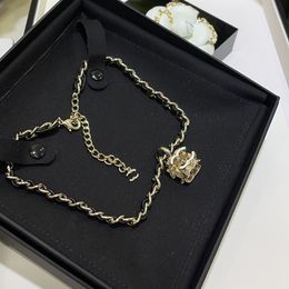 Colliers pendentifs de la lettre de marque de concepteur de luxe Chaîne 18 carats en cuivre plaqué or Collier pull de haute qualité pour hommes