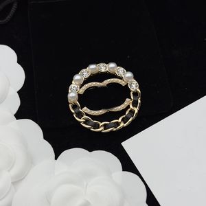 Luxe designer merk Letters koperen broches pin mannen vrouwen 18k goud vergulde kristal strass pearl messing pinnen voor kledingdecoratie joodlry accessoires