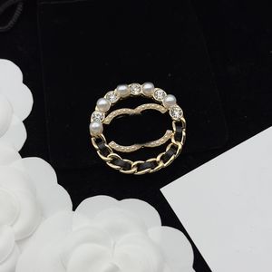 Diseñador de lujo Marca Letras Broches de cobre Pin Hombres Mujeres 18K Chapado en oro Cristal Rhinestone Perla Broches de latón para decoración de ropa Accesorios de joyería