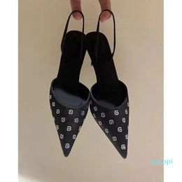 Sandales pointues en satin de marque de créateurs de luxe avec talons fins strass lettrage dos chaussures creuses talons bas sandales à talons hauts dîner sandales chaussure d'usine