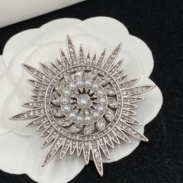 Luxe designer merk zilveren volledige diamanten bezaaid parel brief broche charme bruiloft kerstfeest huwelijkscadeau