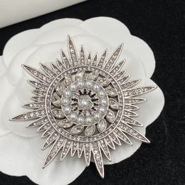 Marque de créateur de luxe en argent plein de diamants cloutés perle lettre broche charme mariage fête de noël cadeau de mariage