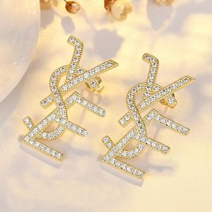 Designer de luxe de marque Y alliage acier 18 carats or rose argent strass femmes lettre logo graver boucles d'oreilles filles bijoux de mariage en gros