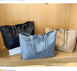 Marques de créateurs de luxe sacs à provisions femmes Triangle étiquette étanche loisirs sac de voyage grande capacité en nylon maman fourre-tout P2301206