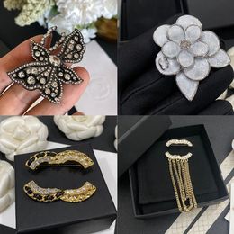 Broches de lettre de laiton de créateur de luxe Femmes Femmes 18K Gold plaqué Crystal Rimestone Broche Copper Brooch Pin de charme Mariage Mariage Amour Gifts Accessoire