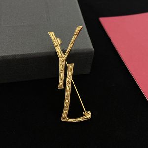 Broche de diseñador de lujo letras clásicas de clase alta sensación versátil puente broche regalo moda simple luz lujos bueno