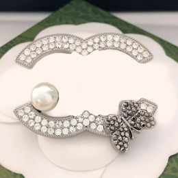 Broches de concepteur de luxe 18 carats en or Broche argentée en cristal épingles en cristal perle femme marque de marque de marque joelry charme pin à jour épouser des accessoires de cadeau de fête de mariage