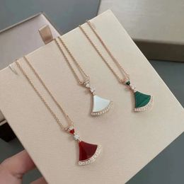 Diseñador de lujo Bulgarilies Moda V Collar de gargantilla festoneado de oro con pollo blanco Piedra de sangre Malaquita Cadena de cornalina Colgante de oro rosa para mujer regalo Q5