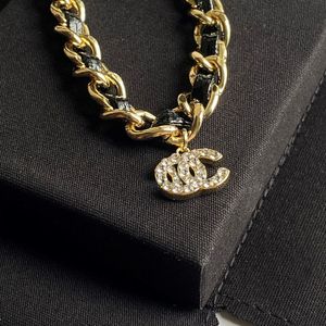 Designer de luxe C-lettre canal collier chaîne ras du cou 18 carats plaqué or en laiton cuivre cristal lettres pendentif colliers pour femmes mode bijoux de mariage B031