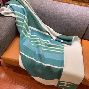 Luxe designer kasjmier wol stoffen dekens warme materiële maat is 140 * 170cm en weegt ongeveer 1,5 kg verdikte herfst winter deken 6 kleuren beschikbaar