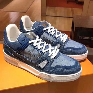 Chaussures de sport de luxe Logo Embossed Trainer Sneaker triple blanc rose bleu ciel noir vert jaune denim bas hommes baskets femmes formateurs EUR 36-45 j22