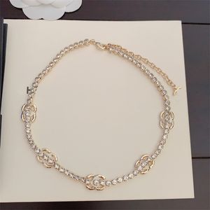 Collar de cadenas de diseñador de lujo Mujer Collares de estilo de gama alta con letras de gargantilla de cristal Mujeres elegantes Adornos exquisitos con paquete