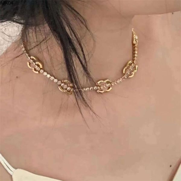 Chaînes de créateurs de luxe Collier Femme Colliers de style haut de gamme avec strass Colliers ras du cou Lettres élégantes Femmes Boîte à bijoux exquise Xm3r