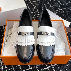 Diseñador de lujo Clásico Signo de carro Zapatos de vestir de mujer Marca francesa Moda Damas Mocasines con borlas Zapato de alta calidad Señora Cuero genuino Zapatos casuales de fondo plano