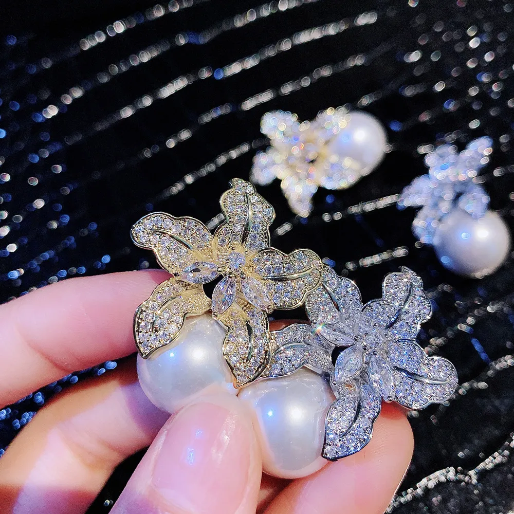Designer de luxo Brincos clássicos chiques Moda Brincos de flor com brilho para mulheres Coleção de pérolas com diamante e zircônia