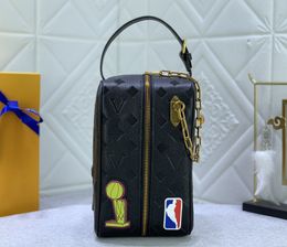 Diseñador de lujo bolso de embrague hombres mujeres Dopp Kit monedero baloncesto billetera L1106 letras de flores en relieve bolso de alta calidad Taurillon cuero moda neceseres