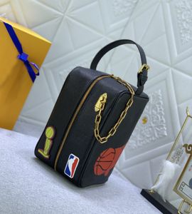 Diseñador de lujo Bolsa de embrague Men Mujeres Dopp Kit Purse Basketball Serie de billetera Flores en relieve Bolsos de cuero Taurillon Bolsas de tocador de cuero de alta calidad
