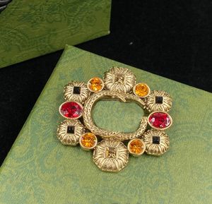Designer de luxe couleur diamant broche broche bijoux hommes femmes lettres mode marque broche costume robe de soirée ornements cadeau