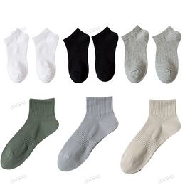 Calcetines de algodón de diseñador de lujo para hombres Mujeres tubos negros de color negro transpirable calcetines blancos de alta elasticidad calcetines para hombres 5 pares calcetines /mayoristas