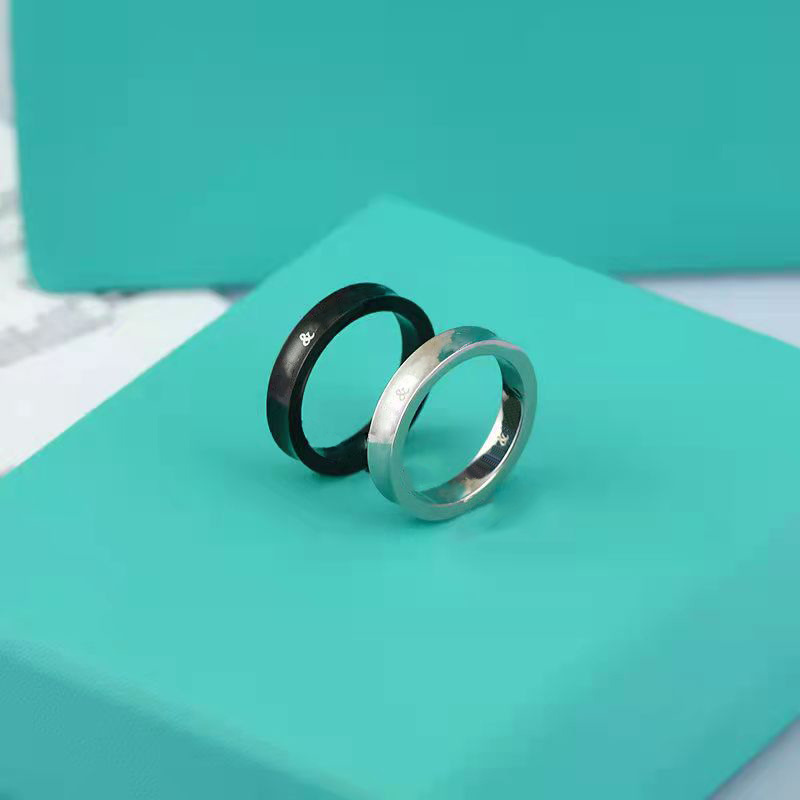 Luksusowy projektant pierścionek dla par moda srebrne litery temperament wszechstronny pełen osobowości prezent dla par panie party pudełko z biżuterią zaręczynową