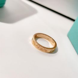 luxe designer koppelring met duidelijke letters vakmanschap volledige persoonlijkheid verlovingssieradendoos goud en zilver cadeau2359