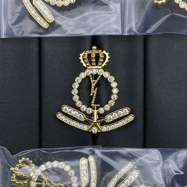 Diseñador de lujo Corona Broches de acero inoxidable Traje circular Cristal Rhinestone Carta dorada Broche plateado Broche para mujer Joyería Accesorios de vestir
