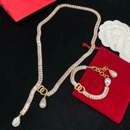 Conjunto de joyería de cristal de diseñador de lujo para mujer, collar de moda, suéter, cadena, pulsera de diamantes de imitación con dije del alfabeto