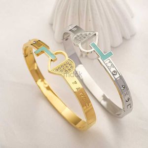 Bracelets de manchette de créateurs de luxe Bracelet en métal plaqué or 18 carats Marque 2023 Bracelet coeur cadeau pour l'amour de la mode Accessoires en gros 2438