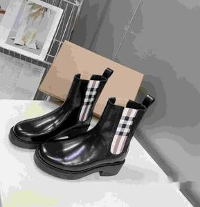 Un créateur de luxe conçoit des bottes de marque invincibles et polyvalentes, avec des tiges en cuir de vache importé et des boucles matérielles spécialement conçues.
