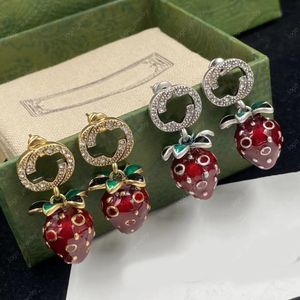 Designer de luxe Diamant Alphabet Fraise Pendentif Charme Boucles D'oreilles aretes orecchini Mode féminine bijoux exquis de haute qualité avec boîte