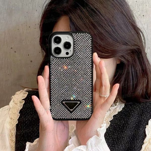 Coque de téléphone de luxe de luxe avec triangle en diamant pour iPhone 15 Plus 14 13 12 Pro Max 11, strass en plastique transparent, paillettes scintillantes, décoration arrière