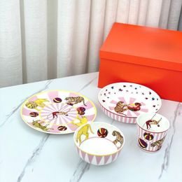 Luxe designerservies Inclusief schotel, bord, kom en beker cartoon kindersets met materiaal van hoge kwaliteit 4 stuks voor 1 set en cadeaupakket festivalcadeau