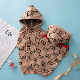 Diseñador de lujo perro suéter con capucha marrón claro negro letra punteada logo ropa para mascotas otoño e invierno calidez suéter de algodón para mascotas abrigo para gatos