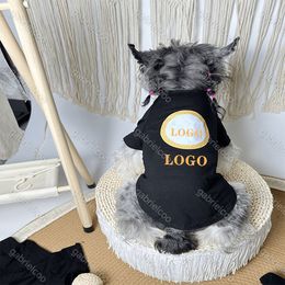 Diseñador de lujo Dog Camiseta de algodón blanco de manga corta de manga corta combinada con oro clásico de oro caliente impresa verano transpirable schnauzer mascota linda camiseta de ropa de gato s-xxl