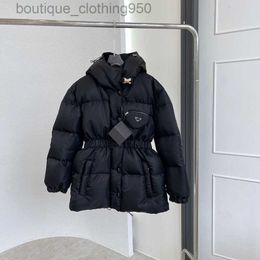 Designer de luxe Down Jacket Femmes 2023 Hiver Nouveau Triangle Sac Lettre Emblème Noir Taille Down Manteau
