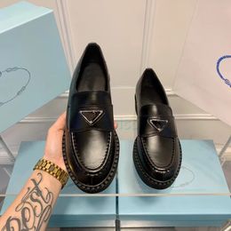 Chaussures habillées de concepteur de luxe Loafers Horsebit 1953 Femmes Derme Derme Casual Monolith Triangle Logo Augmentation en cuir Platage Patent Matte Flat Trainers