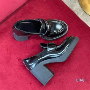 Chaussures habillées de luxe mocassins triangle inversé femmes chaussure monolithe décontractée baskets en cuir blanc noir brevet mat mocassins augmentation sociale