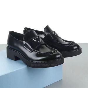 Chaussures habillées de luxe mocassins femmes triangle inversé de marque pour augmenter les mocassins à plate-forme brevet mat semelle épaisse noir classique m1020