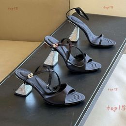 Chaussures habitantes de concepteur de luxe Femmes Strap transparent talons respirants talons d'été de qualité supérieure chaussures habitaires en cuir à pied-toe chaussures de soirée noires avec boîte