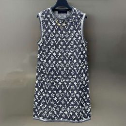 Vestido de diseñador de lujo vestidos sin mangas de verano 1v jacquard mini falda chaleco de moda ropa de mujer europea y americana