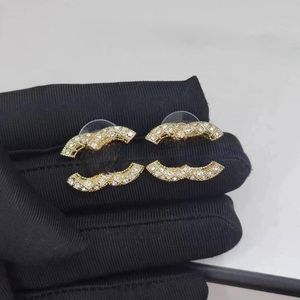 Pendientes de diseñador de lujo Chapado en oro de 18 quilates Letras dobles Stud Clip Cadena Geométrica Mujeres famosas 925 Plata Cristal Rhinestone Pendiente Banquete de boda Jewerlry DHL