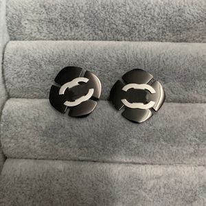 Boucles d'oreilles de concepteur de luxe Logo de couleur de couleur noire Stud Titanium Steel Awer Couples de boucles d'oreilles Cadeaux