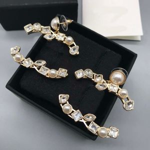 Luxe, boucles d'oreilles de créateurs, lettrage, découpe, cristal, perle, boucles d'oreilles pendantes, design classique, mode, beauté, charme, féminin, bijoux.Mariages, fêtes, banquets, cadeaux