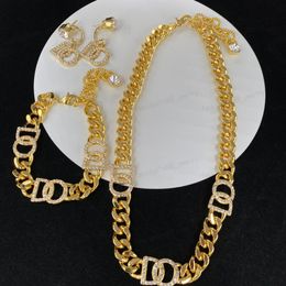 Boucles d'oreilles de créateur de luxe, collier, bracelet, éléments classiques, cristal, zircon, alphabet, collier cubain, ensemble de bijoux en laiton, cadeaux de haute qualité, vente en gros