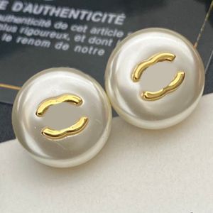 Pendientes de diseñador de lujo Stud Alta calidad Mujer Marca Letra 18K Chapado en oro Cobre Joyería de boda Cristal Pendiente de perlas Loop Drop Party Regalos de Navidad