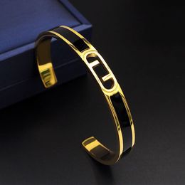 Designer de luxe élégant or et argent Bracelet mode femmes lettre pendentif Bracelet mariage Design Chram bijoux bracelet 2304225Z