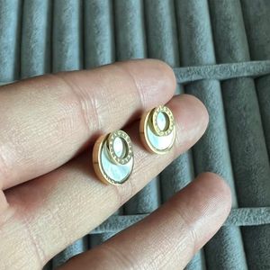 Diseñador de lujo Esmalte B perno blanco negro 316L Acero inoxidable 18k Oro mujer niña letra logo grabar pendientes niñas joyería de boda al por mayor